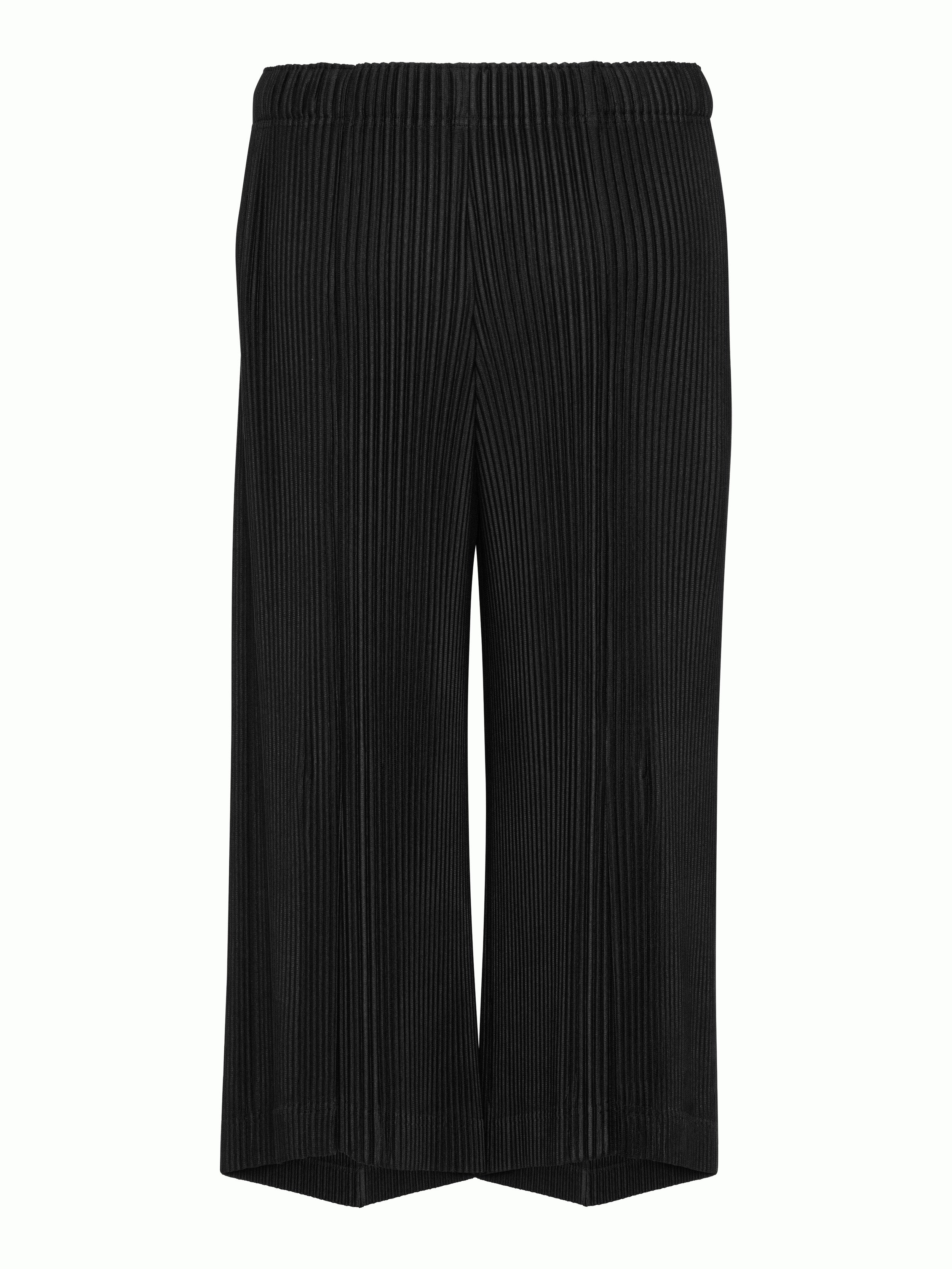Back view of the black plissé shorts from Issey Miyake Homme Plissé