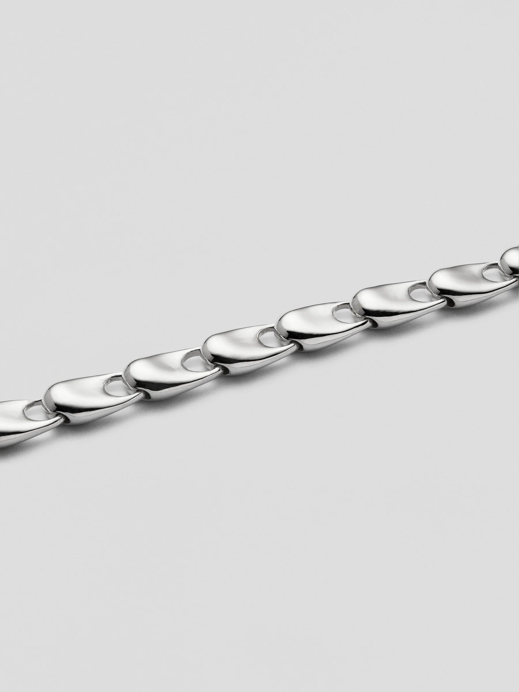 Detail view of Kinraden Mini Electra Necklace Large in recycled 925 sterling silver showing smooth linked construction